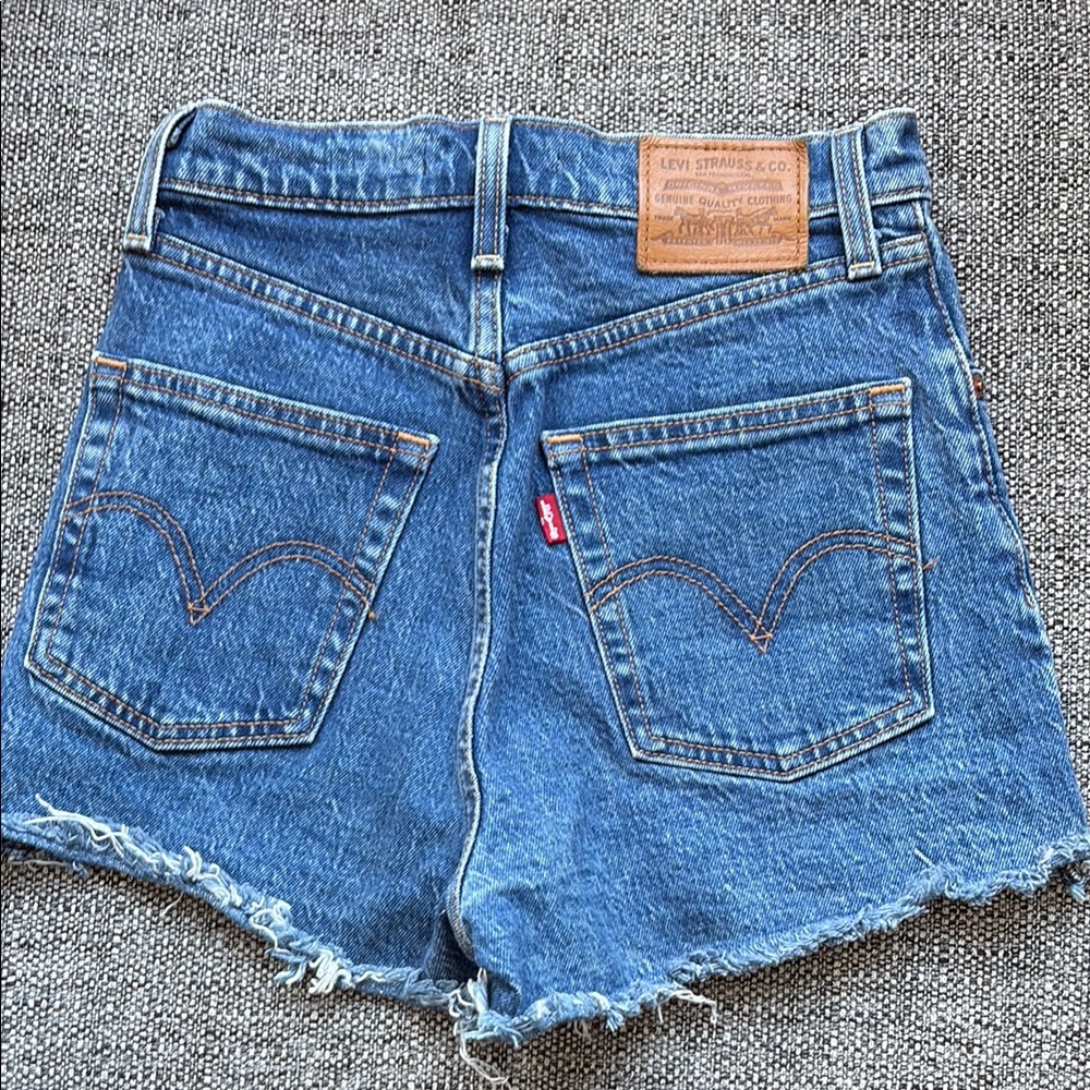 Levi’s Ribcage Denim Short - Picture 2 of 3